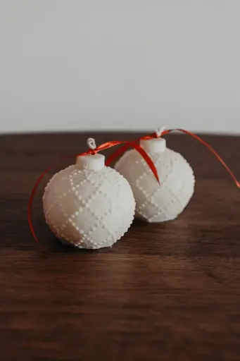 [US0418] Bougie "Boule de Noël perlée"